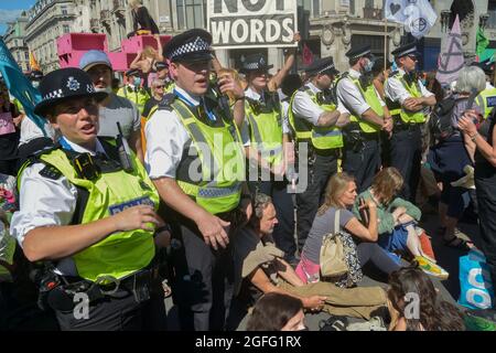 Londres, Royaume-Uni. 25 août 2021. Des policiers ont cordonné des manifestants de la rébellion contre l'extinction sur Oxford Street pendant la manifestation.extinction les manifestations de la rébellion contre le changement climatique se poursuivent. Les manifestants DE XR bloquent Oxford Circus, poursuivant la manifestation de deux semaines sous l'impossible rébellion, à Londres. (Photo de Thomas Krych/SOPA Images/Sipa USA) crédit: SIPA USA/Alay Live News Banque D'Images