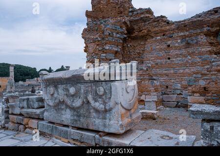 Selcuk, Izmir, Turquie - 03.09.2021 : ancien tombeau sarcophage sur la rue Curetes dans les ruines d'Éphèse, sites archéologiques romains historiques à l'est Banque D'Images