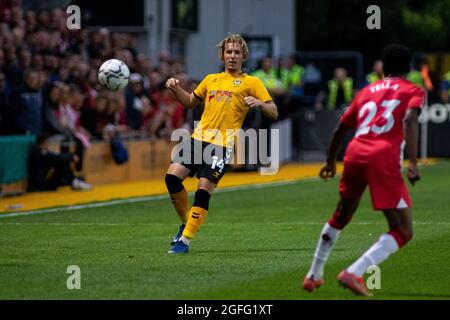 Newport, Royaume-Uni. 25 août 2021. Aaron Lewis du comté de Newport en action. Carabao Cup, 2e match rond, Newport County v Southampton, Rodney Parade, Cardiff, pays de Galles, le mercredi 25 août 2021. Cette image ne peut être utilisée qu'à des fins éditoriales. Utilisation éditoriale uniquement, licence requise pour une utilisation commerciale. Aucune utilisation dans les Paris, les jeux ou les publications d'un seul club/ligue/joueur. photo de Lewis Mitchell/Andrew Orchard sports Photography/Alamy Live News crédit: Andrew Orchard sports Photography/Alamy Live News Banque D'Images