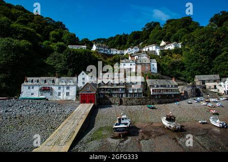 Vue sur la partie inférieure de Clovelly depuis le mur du port à marée basse Banque D'Images