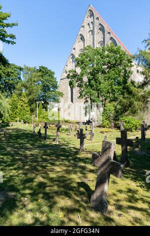 Pirita, Estonie - 6 août 2021 : vue sur les ruines du couvent de Pirita et du cimetière près de Tallinn Banque D'Images