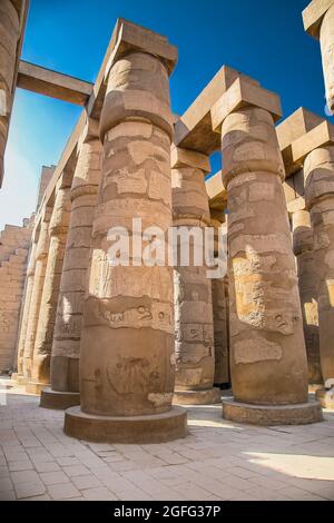 Temple de Louxor à Louxor, Thèbes antiques, Égypte. Le temple de Louxor est un grand complexe de temples égyptiens anciens situé sur la rive est du Nil. Banque D'Images