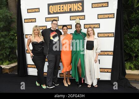 Los Angeles, États-Unis. 25 août 2021. (G-D) Bebe Rexha, Aron Gaudet, Gita Pullapilly, Kirby Howell-Baptiste et Kristen Bell au QUEENPINS Photocall de STX tenu au four Seasons Hotel Los Angeles à Beverly Hills, CA, le mercredi 25 août 2021. (Photo par Sthanlee B. Mirador/Sipa USA) crédit: SIPA USA/Alay Live News Banque D'Images