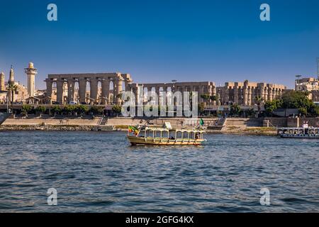 Louxor, Egypte - 28 janvier 2020 : les bateaux touristiques sur le Nil dans la ville de Louxor, Egypte Banque D'Images