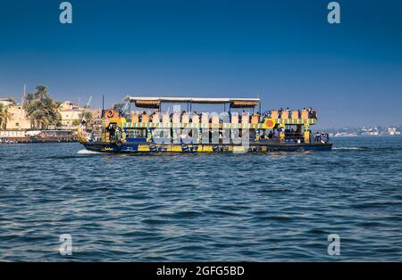 Louxor, Egypte - 28 janvier 2020 : les bateaux touristiques sur le Nil dans la ville de Louxor, Egypte Banque D'Images