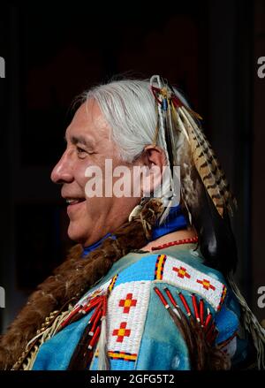 L'artiste natif américain Monte Yellowbird Sr. Se trouve sur son stand lors de la vente annuelle d'art du marché indien à Santa Fe, au Nouveau-Mexique. Banque D'Images