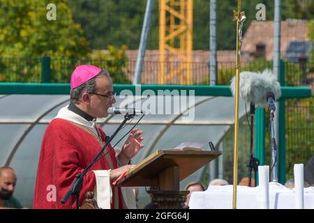 Amatrice, Italie. 24 août 2021. Amatrice, le 24 août 2021. Le Premier ministre italien Mario Draghi a participé aujourd'hui 24 août 2021 aux célébrations du cinquième anniversaire du tremblement de terre d'Amatoli en 2016. L'évêque de Rieti et Ascoli Piceno Domenico Pompili célèbre la messe en mémoire des victimes du tremblement de terre de 2016. (Photo de Riccardo Fabi/Pacific Press/Sipa USA) crédit: SIPA USA/Alay Live News Banque D'Images