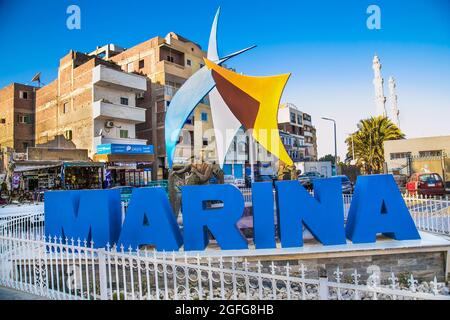 Hurghada, Égypte - 30 janvier 2020 : l'une des places principales de Marina de Hurghada, Égypte. Banque D'Images