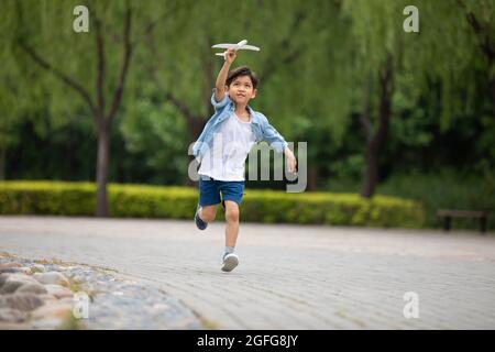 Petit garçon jouant dans le parc Banque D'Images