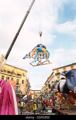 Valence, Espagne - août 2021: Las Fallas de Valence revient en 2021 après la pandémie du coronavirus COVID-19. Diverses parties d'une Fla étant assembl Banque D'Images