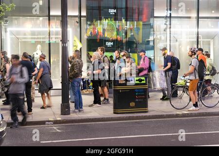 Oxford Circus, Londres, Royaume-Uni. 25 août 2021. Les manifestants pour le changement climatique de la rébellion des extinction occupent Oxford Circus à la rébellion impossible. Présence policière intense, démonstration de batterie en soirée. Credit: Xiu Bao/Alamy Live News Banque D'Images