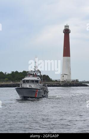 Un équipage de 47 pieds Motor Life Boat de la station de la Garde côtière américaine Barnegat Light, dans le comté d'Ocean, New Jersey, est montré ici en passant par Barnegat Inlet et dans l'océan Atlantique, le 8 août 2021. U.S. Coast Guard photo par Petty Officer 2nd Class David Weydert Banque D'Images