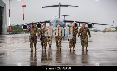 Des aviateurs de la US Air Force affectés au 721e Escadron de port aérien marchent sur la ligne aérienne à la base aérienne de Ramstein, en Allemagne, le 22 août 2021. Le 721e APS appuie l'opération alliés refuge en fournissant de la nourriture aux évacués et en nettoyant l'avion. (É.-U. Photo de la Force aérienne par Airman Jared Lovett) Banque D'Images
