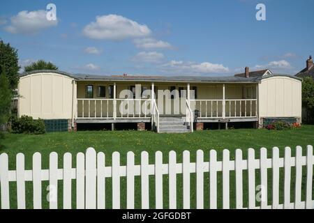 East Wittering, Royaume-Uni, 25 août 2021 : dans le village de East Wittering, dans le Sussex de l'Ouest, plusieurs maisons ont été construites autour de wagons de chemin de fer désutilisés. Ceci Banque D'Images