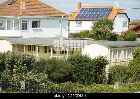 East Wittering, Royaume-Uni, 25 août 2021 : dans le village de East Wittering, dans le Sussex de l'Ouest, plusieurs maisons ont été construites autour de wagons de chemin de fer désutilisés. Ceci Banque D'Images