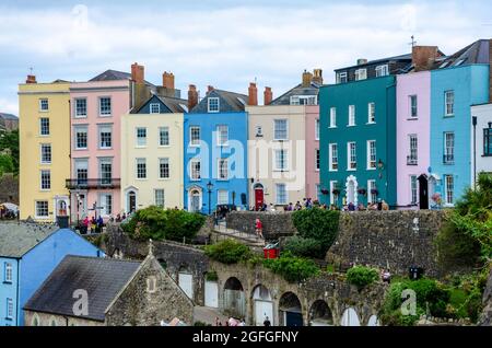Vue sur les maisons colorées de Bridge Street dans le quartier portuaire de Tenby, Pembrokeshire, Royaume-Uni Banque D'Images