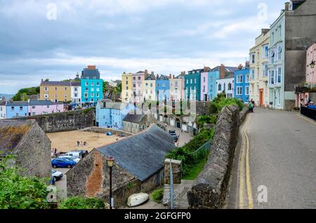 Une vue sur Crackwell Street avec des maisons colorées et avec le port ci-dessous à Tenby dans Pembrokeshire, pays de Galles. Banque D'Images