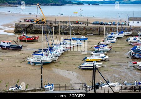 Des bateaux ont été enlisés dans le port de Tenby, à Pembrokeshire, au pays de Galles, à marée basse. Le sable a été révélé et la mer est totalement sortie, Banque D'Images