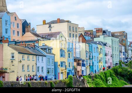 Maisons colorées sur la rue Cracknell à Tenby, un lieu touristique populaire à Pembrokeshire, pays de Galles, Royaume-Uni Banque D'Images