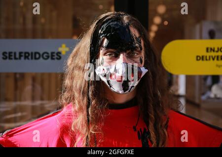 Londres, Royaume-Uni 24 août 2021. Les militants de la rébellion d'extinction ont attaqué le célèbre grand magasin Selfridges de Londres lors d'une manifestation contre le pétrole. Crédit: Waldemar Sikora Banque D'Images