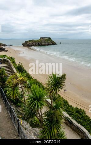 Vue sur l'île Sainte-Catherine, Tenby relié au continent via South Beach, vue à marée basse. Banque D'Images