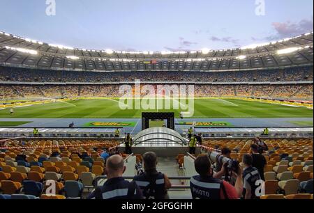 KIEV, UKRAINE - 10 AOÛT 2021 : vue panoramique du stade NSC Olimpiyski à Kiev pendant le troisième match de qualification de la Ligue des champions de l'UEFA Shakhtar Donetsk v Genk Banque D'Images