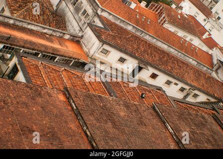 Toit en tuiles rouges abstrait photographie aérienne murs blancs - Portugal, Coimbra, foyer sélectif, angle inhabituel Banque D'Images