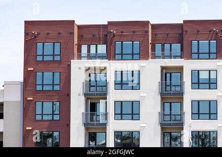 Vue extérieure d'un immeuble d'appartements moderne offrant des unités de location de luxe dans la Silicon Valley; Sunnyvale, région de la baie de San Francisco, Californie Banque D'Images