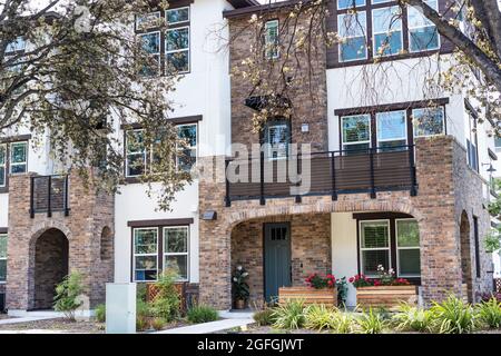 Vue extérieure d'un immeuble d'appartements moderne offrant des unités de location de luxe dans la Silicon Valley; Sunnyvale, région de la baie de San Francisco, Californie Banque D'Images