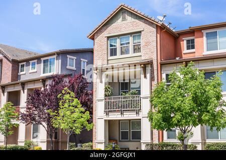 Vue extérieure d'un immeuble d'appartements moderne offrant des unités de location de luxe dans la Silicon Valley; Sunnyvale, région de la baie de San Francisco, Californie Banque D'Images