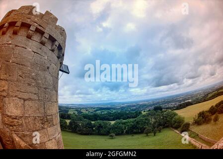 Broadway Tower - vue depuis le haut - vue sur le paysage des Cotswolds et au-delà Banque D'Images