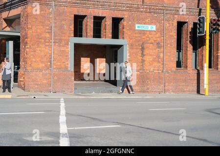 Wellington Nouvelle-Zélande - juillet 31 2021 ; l'homme passe devant la galerie qui s'ouvre dans la rue du bâtiment patrimonial en brique rouge connu sous le nom de Shed 21 avec des fenêtres au-dessus de o Banque D'Images