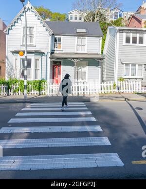 Wellington Nouvelle-Zélande - juillet 31 2021; Maison du patrimoine de Tinakori Road avec une femme sur le passage piéton dans l'ombre longue de la fin de l'après-midi menant à la maison Banque D'Images