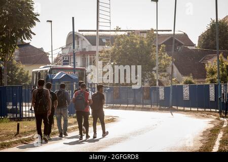 Photo d'un groupe de groupes de jeunes afghans, réfugiés, principalement d'Afghanistan, marchant vers la gare routière a à obrenovac, Serbie. Cette ville Banque D'Images