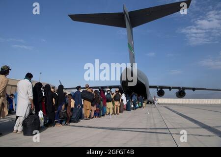 Les pilotes et les charmeurs de la Force aérienne américaine affectés au 816e Escadron de transport aérien expéditionnaire, chargent des passagers à bord d'un C-17 Globemaster III de la Force aérienne américaine à l'appui de l'évacuation en Afghanistan à l'aéroport international Hamid Karzaï (HKIA), en Afghanistan, le 24 août 2021. (É.-U. Photo de la Force aérienne par le Sgt. Donald R. Allen) Banque D'Images