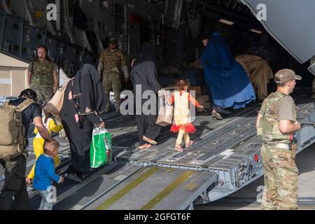 Les chargés de charge de la Force aérienne des États-Unis, affectés au 816e Escadron de transport aérien expéditionnaire, chargent des passagers à bord d'un C-17 Globemaster III de la Force aérienne des États-Unis à l'appui de l'évacuation en Afghanistan à l'aéroport international Hamid Karzaï (HKIA), en Afghanistan, le 24 août 2021. (É.-U. Photo de la Force aérienne par le Sgt. Donald R. Allen) Banque D'Images