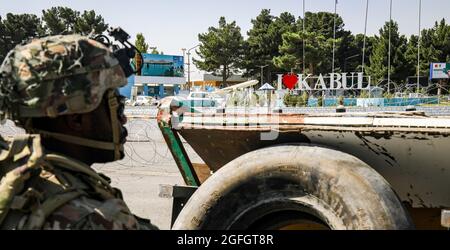 Un parachutiste affecté à l'équipe de combat de la 1re Brigade, 82e Division aéroportée, scanne son secteur alors qu'il assure la sécurité dans le cadre d'une opération d'évacuation non combattantes (NEO) à Kaboul, en Afghanistan, le 25 août 2021. Le ministère de la Défense aide le ministère d'État à évacuer le personnel civil des États-Unis, les demandeurs de visa d'immigrant spécial et les autres personnes à risque d'Afghanistan le plus rapidement et en toute sécurité possible. (É.-U. Photo de l'armée par le Sgt. Jillian G. Hix) Banque D'Images