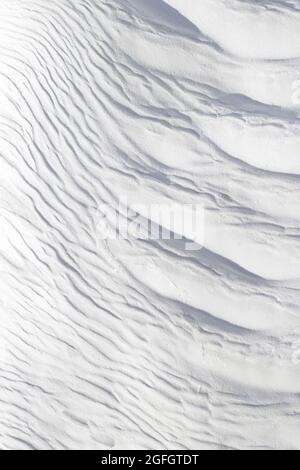 Effet texturé des vagues sur la surface de la pierre grise et blanche. Surface de travertin de Pamukkale en Turquie. Banque D'Images