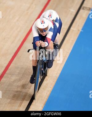 Sophie Unwin et Jenny Holl, pilote de Grande-Bretagne, participent à l'épreuve féminine B 1000m Time Trial pendant le cyclisme sur piste au vélodrome d'Izu le deuxième jour des Jeux paralympiques de Tokyo en 2020 au Japon. Date de la photo: Jeudi 26 août 2021. Banque D'Images