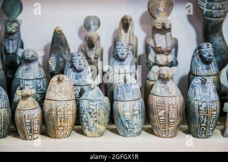 Louxor, Egypte - 28 janvier 2020 : les nombreux souvenirs à la station touristique de Louxor. Égypte. Banque D'Images