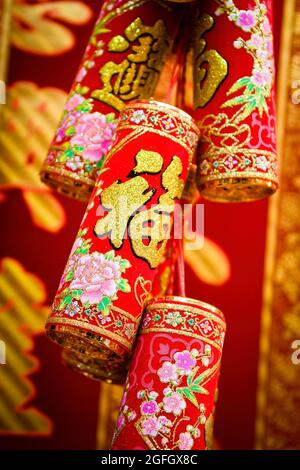 Pétards imitation richement ornés utilisés pour les décorations du nouvel an chinois en vente dans une boutique de Sheung WAN, île de Hong Kong Banque D'Images