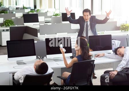Un responsable en colère criant aux employés au bureau Banque D'Images