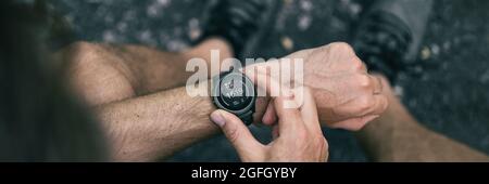 Smart wearable gadget technologique intelligent pour le fitness santé active mode de vie. Posez le jeune homme en utilisant une nouvelle montre de sport sur la course de jogging en vérifiant sa fréquence cardiaque Banque D'Images