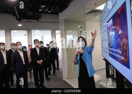 Hong Kong, Chine. 25 août 2021. Les membres d'une délégation du gouvernement central communiquent avec le personnel de recherche scientifique du Hong Kong Science Park à Hong Kong, dans le sud de la Chine, le 25 août 2021. POUR ALLER AVEC 'Roundup: Divers secteurs de Hong Kong désireux de tirer de nouvelles opportunités du développement national' Credit: Wu Xiaochu/Xinhua/Alamy Live News Banque D'Images