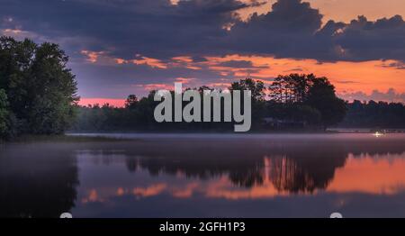 Lever du soleil sur le lac Blaisdell dans le nord du Wisconsin. Banque D'Images