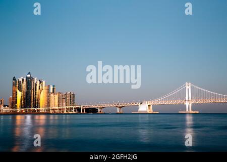 Vue de nuit sur le pont de Gwangan avec plage à Busan, en Corée Banque D'Images