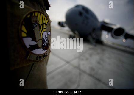 L’Adjudant de la Force aérienne du Canada, David Daly, commandant de répartition du 816e Escadron de transport aérien expéditionnaire, effectue les procédures de démarrage du moteur sur le C-17 Globemaster III Le fret livré par l'équipage C-17 était constitué de carburant et d'autres fournitures diverses à une base d'exploitation éloignée vers l'avant en Afghanistan. L'adjudant Daly est affecté à l'unité américaine dans le cadre d'un programme d'échange pour mieux apprendre la cellule C-17. Banque D'Images