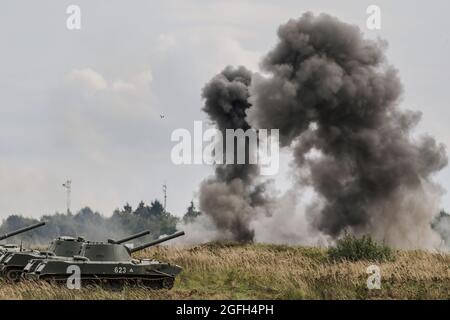 Moscou, Russie. 24 août 2021. Armée russe 2S9 les véhicules légers Nona-S à mortier-canon automoteur sont vus lors de l'exposition internationale annuelle sur les technologies de défense des Jeux de l'Armée de terre. Les Jeux internationaux de l'armée sont un événement sportif militaire russe annuel organisé par le Ministère de la défense de la Russie. L'événement, qui a été organisé pour la première fois en août 2015, implique que près de 30 pays participent à des dizaines de compétitions sur deux semaines pour prouver qui est le plus qualifié. La démonstration dynamique fait partie de l'exposition publique des Jeux de l'Armée crédit: SOPA Images Limited/Alay Live News Banque D'Images