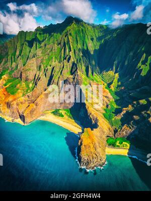 Plage d'Hawaï, Kauai. Vue aérienne en hélicoptère de la côte Na pali depuis le dessus. Destination Hawaiian Travel. Côte de Napali à Kaui, Hawaï, États-Unis. Antenne de Banque D'Images