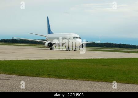 Un avion commercial arrive avec les Afghans sur la base de la Garde nationale aérienne de Volk Field, Wisconsin, le 24 août 2021. Le ministère de la Défense, à l'appui du ministère d'État, fournit des services de transport et des logements temporaires à l'appui de l'opération alliés refuge. Cette initiative s'inscrit dans le cadre de l'engagement de l'Amérique envers les citoyens afghans qui ont aidé les États-Unis et leur fournit un soutien essentiel dans des lieux sûrs à l'extérieur de l'Afghanistan. (É.-U. Photo de l'armée par le Sgt. Ryan Tatum/ 181e Brigade d'infanterie) Banque D'Images